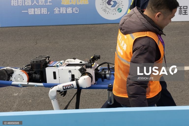 China: Meia maratona com robôs em Pequim