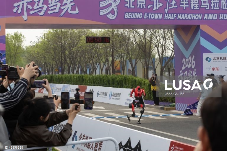 China: Meia maratona com robôs em Pequim
