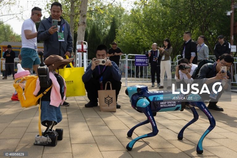 China: Meia maratona com robôs em Pequim