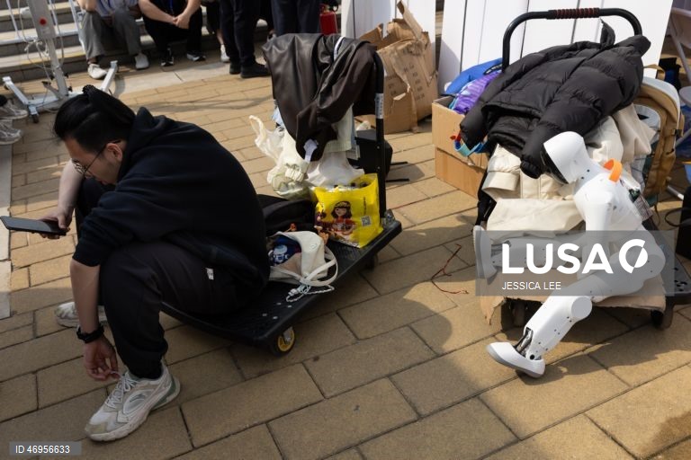 China: Meia maratona com robôs em Pequim