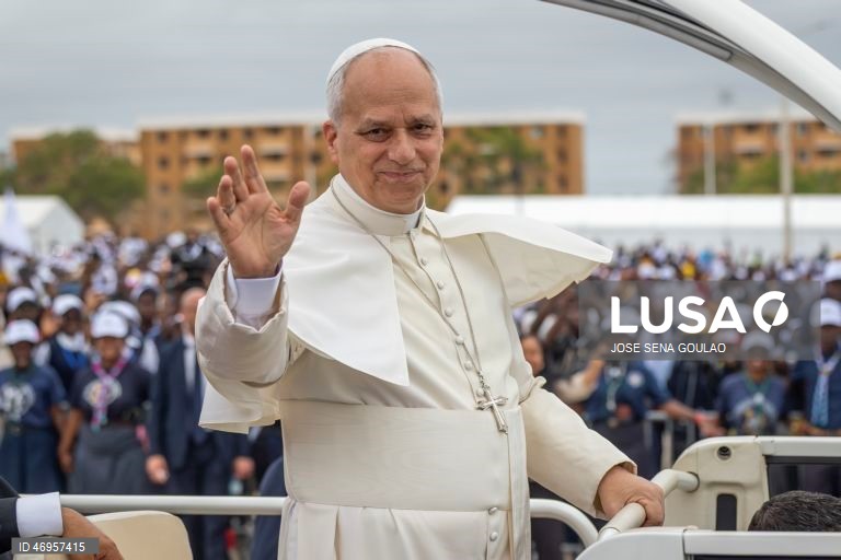 O Papa Leão XIV chega para presidir à Santa Missa em Kilamba, Angola. O pontífice encontra-se na terceira etapa de uma viagem apostólica de 11 dias a África. 