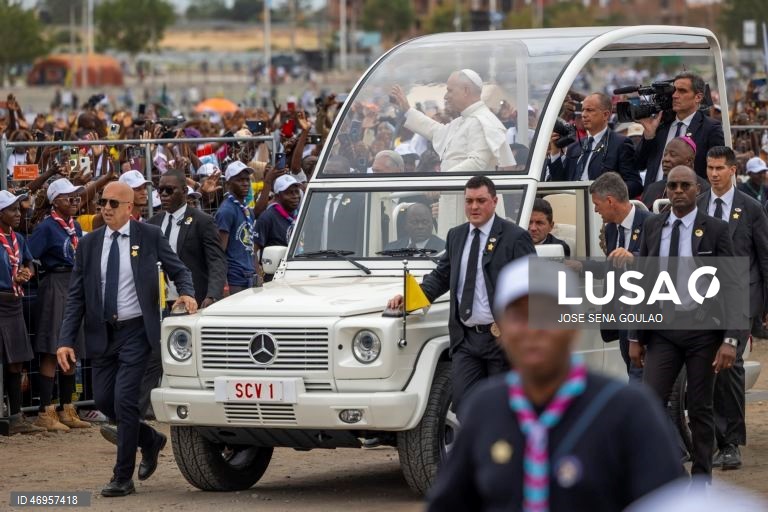 O Papa Leão XIV chega para presidir à Santa Missa em Kilamba, Angola. O pontífice encontra-se na terceira etapa de uma viagem apostólica de 11 dias a África. 