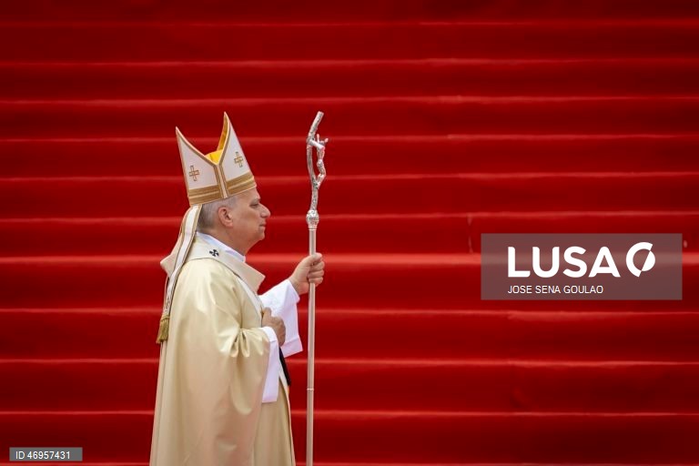 O Papa Leão XIV chega para presidir à Santa Missa em Kilamba, Angola. O pontífice encontra-se na terceira etapa de uma viagem apostólica de 11 dias a África. 