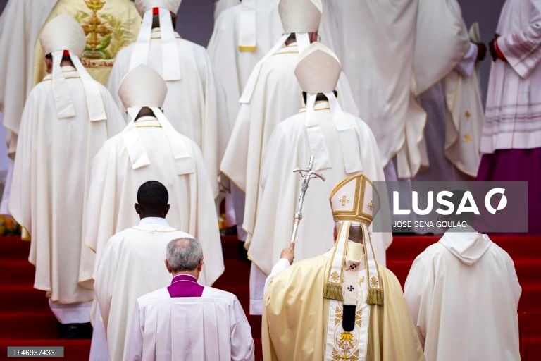 O Papa Leão XIV chega para presidir à Santa Missa em Kilamba, Angola. O pontífice encontra-se na terceira etapa de uma viagem apostólica de 11 dias a África. 