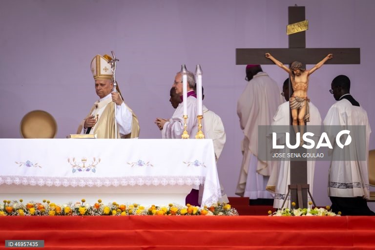 O Papa Leão XIV chega para presidir à Santa Missa em Kilamba, Angola. O pontífice encontra-se na terceira etapa de uma viagem apostólica de 11 dias a África. 