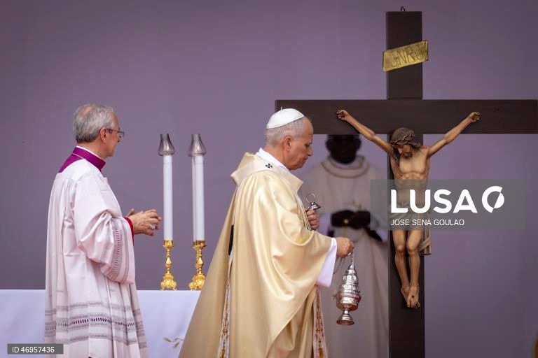 O Papa Leão XIV chega para presidir à Santa Missa em Kilamba, Angola. O pontífice encontra-se na terceira etapa de uma viagem apostólica de 11 dias a África. 