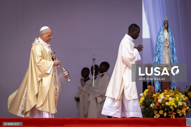 O Papa Leão XIV chega para presidir à Santa Missa em Kilamba, Angola. O pontífice encontra-se na terceira etapa de uma viagem apostólica de 11 dias a África. 