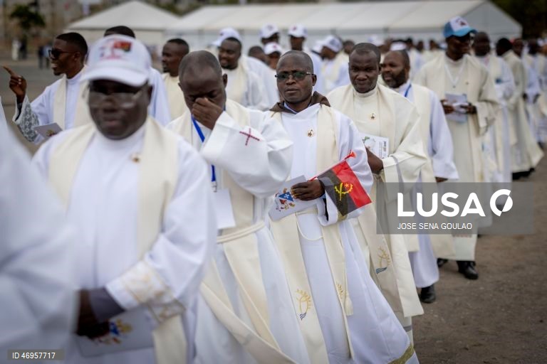 O Papa Leão XIV chega para presidir à Santa Missa em Kilamba, Angola. O pontífice encontra-se na terceira etapa de uma viagem apostólica de 11 dias a África. 