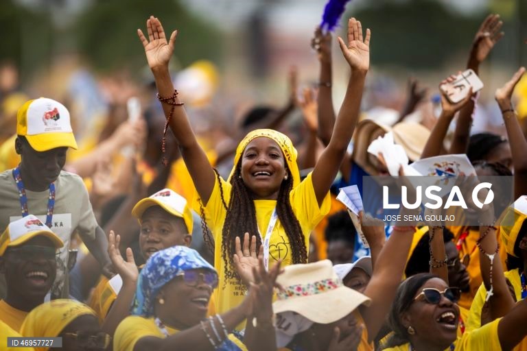 O Papa Leão XIV chega para presidir à Santa Missa em Kilamba, Angola. O pontífice encontra-se na terceira etapa de uma viagem apostólica de 11 dias a África. 
