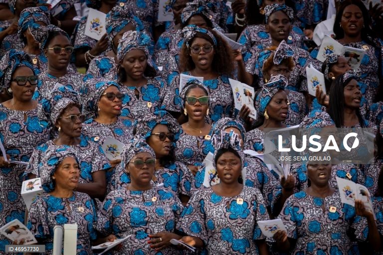 O Papa Leão XIV chega para presidir à Santa Missa em Kilamba, Angola. O pontífice encontra-se na terceira etapa de uma viagem apostólica de 11 dias a África. 