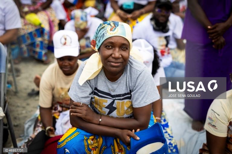 O Papa Leão XIV chega para presidir à Santa Missa em Kilamba, Angola. O pontífice encontra-se na terceira etapa de uma viagem apostólica de 11 dias a África. 