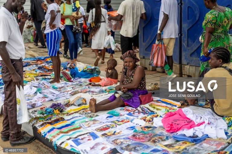 O Papa Leão XIV chega para presidir à Santa Missa em Kilamba, Angola. O pontífice encontra-se na terceira etapa de uma viagem apostólica de 11 dias a África. 