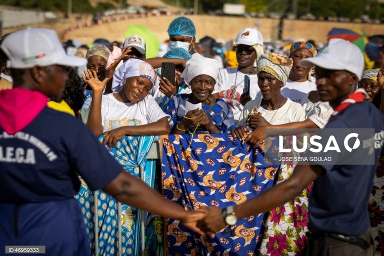 O Papa Leão XIV chega para presidir à Santa Missa em Kilamba, Angola. O pontífice encontra-se na terceira etapa de uma viagem apostólica de 11 dias a África. 
