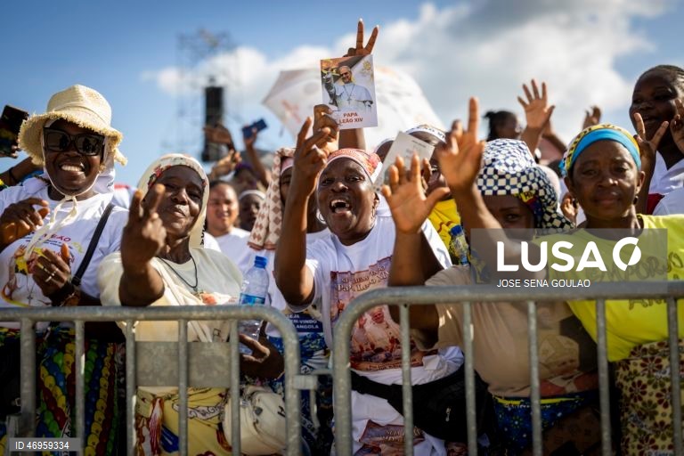 O Papa Leão XIV chega para presidir à Santa Missa em Kilamba, Angola. O pontífice encontra-se na terceira etapa de uma viagem apostólica de 11 dias a África. 