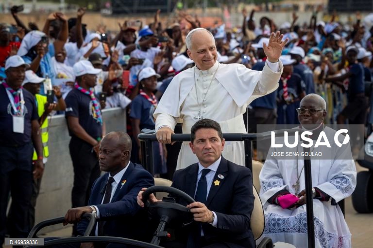 O Papa Leão XIV chega para presidir à Santa Missa em Kilamba, Angola. O pontífice encontra-se na terceira etapa de uma viagem apostólica de 11 dias a África. 