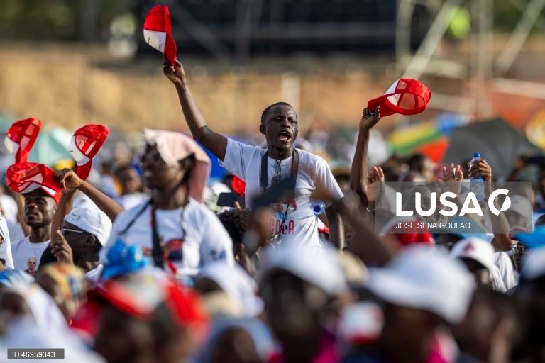 O Papa Leão XIV chega para presidir à Santa Missa em Kilamba, Angola. O pontífice encontra-se na terceira etapa de uma viagem apostólica de 11 dias a África. 