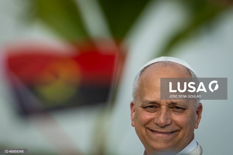 O Papa Leão XIV chega para presidir à Santa Missa em Kilamba, Angola. O pontífice encontra-se na terceira etapa de uma viagem apostólica de 11 dias a África. 