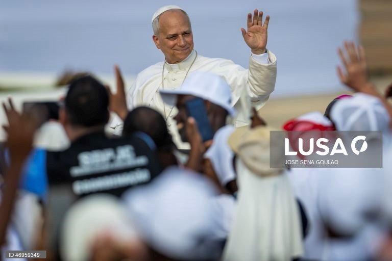 O Papa Leão XIV chega para presidir à Santa Missa em Kilamba, Angola. O pontífice encontra-se na terceira etapa de uma viagem apostólica de 11 dias a África. 