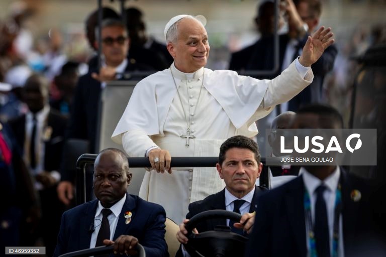 O Papa Leão XIV chega para presidir à Santa Missa em Kilamba, Angola. O pontífice encontra-se na terceira etapa de uma viagem apostólica de 11 dias a África. 