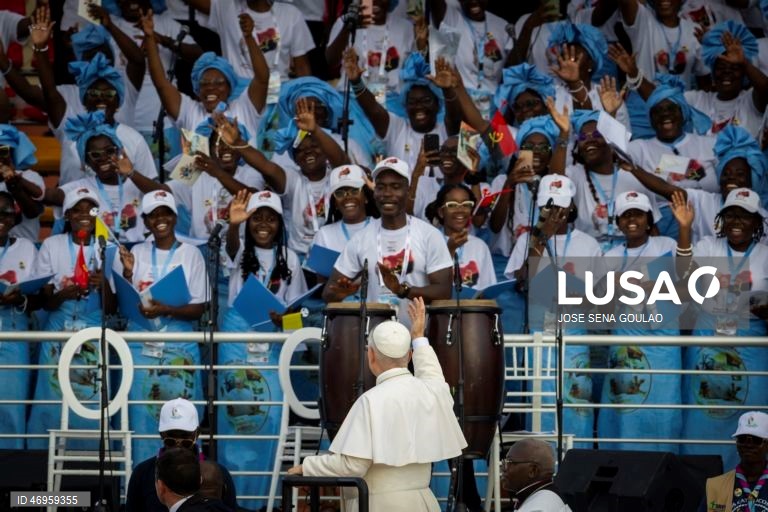O Papa Leão XIV chega para presidir à Santa Missa em Kilamba, Angola. O pontífice encontra-se na terceira etapa de uma viagem apostólica de 11 dias a África. 