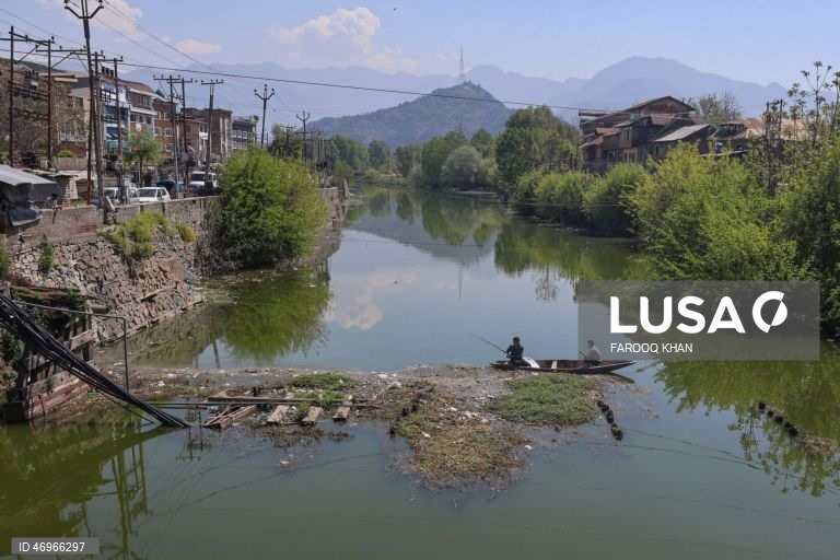 Índia: Lago Dal em Srinagar na Caxemira indiana