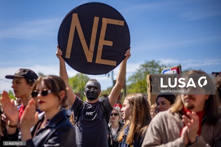 Praga: Estudantes manifestam-se em apoio às emissoras públicas.
