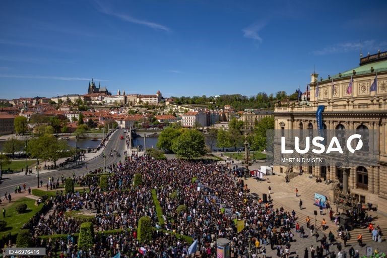 Praga: Estudantes manifestam-se em apoio às emissoras públicas.