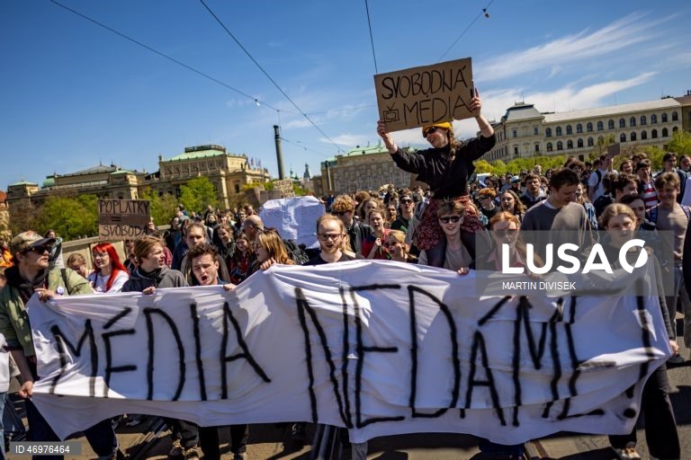 Praga: Estudantes manifestam-se em apoio às emissoras públicas.