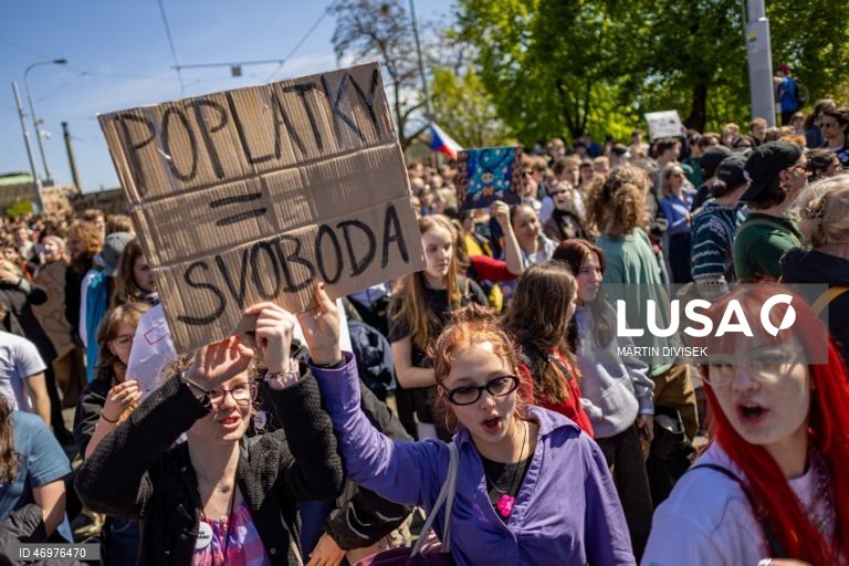 Praga: Estudantes manifestam-se em apoio às emissoras públicas.