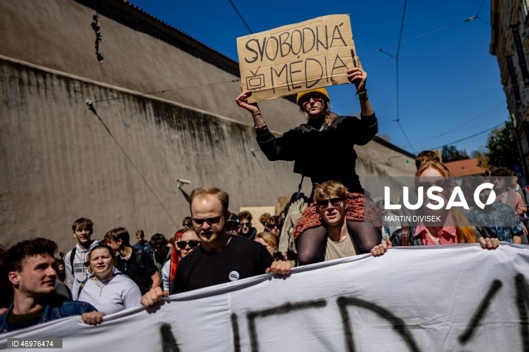 Praga: Estudantes manifestam-se em apoio às emissoras públicas.