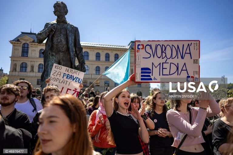 Praga: Estudantes manifestam-se em apoio às emissoras públicas.