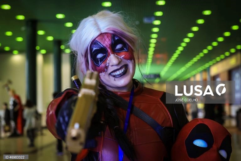 Uma fã mascarado de Deadpool participa na 11.ª edição do Comic Con Portugal no Europarque, em Santa Maria da Feira, 23 de abril de 2026. Considerado o maior encontro de cultura pop em Portugal, reunindo num único espaço os principais universos do entretenimento: cinema, séries, gaming, banda desenhada, literatura, anime, cosplay e cultura pop. JOSÉ COELHO/LUSA