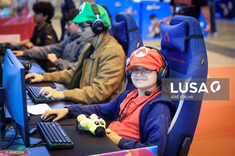 Fãs participam na 11.ª edição do Comic Con Portugal no Europarque, em Santa Maria da Feira, 23 de abril de 2026. Considerado o maior encontro de cultura pop em Portugal, reunindo num único espaço os principais universos do entretenimento: cinema, séries, gaming, banda desenhada, literatura, anime, cosplay e cultura pop. JOSÉ COELHO/LUSA