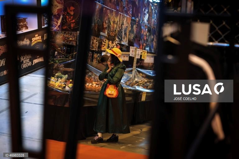 Uma fã participa na 11.ª edição do Comic Con Portugal no Europarque, em Santa Maria da Feira, 23 de abril de 2026. Considerado o maior encontro de cultura pop em Portugal, reunindo num único espaço os principais universos do entretenimento: cinema, séries, gaming, banda desenhada, literatura, anime, cosplay e cultura pop. JOSÉ COELHO/LUSA