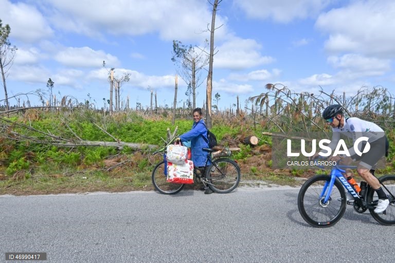 Carla Marrazes, residente na Marinha Grande diz que lhe custa levantar a cabeça quando percorre o pinhal, um sitio onde já está a apanhar lenha para o seu aquecimento no inverno, em Marinha Grande, 24 de abril de 2026. As pessoas ainda aguardam que a vida volte ao normal na zona do Pinhal de Leiria, depois da passagem da tempestade Kristin a 28 de fevereiro. (ACOMPANHA TEXTO DE 27 DE ABRIL DE 2026). CARLOS BARROSO/LUSA