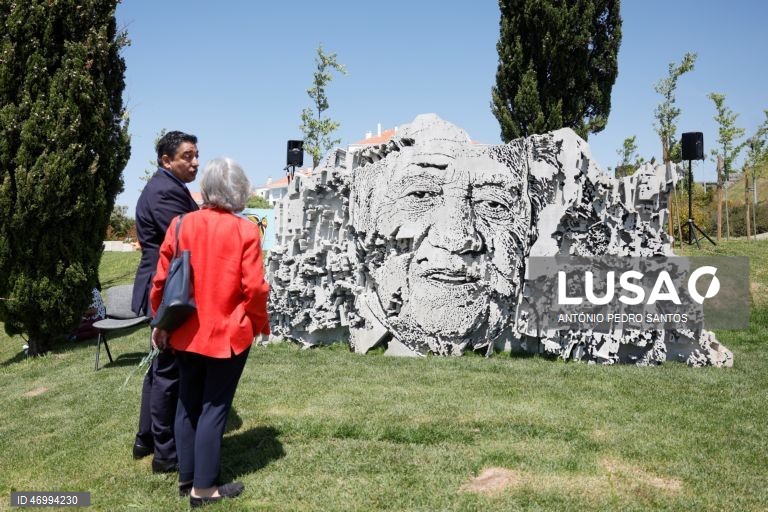 O presidente da Câmara Municipal da Amadora, Vítor Ferreira (E), ladeado pela filha do antigo Presidente da República, Mário Soares, Isabel Soares (2-E), durante a inauguração da peça do artista visual Alexandre Farto, conhecido como Vhils (ausente da foto), de homenagem a Mário Soares, no Parque da Liberdade, na Amadora, 25 de abril de 2026. ANTÓNIO PEDRO SANTOS/LUSA