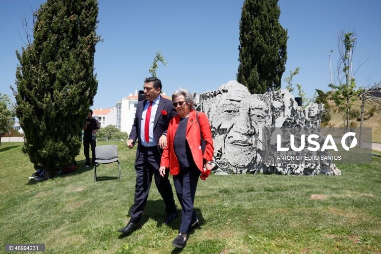 O presidente da Câmara Municipal da Amadora, Vítor Ferreira (E), ladeado pela filha do antigo Presidente da República, Mário Soares, Isabel Soares (2-E), durante a inauguração da peça do artista visual Alexandre Farto, conhecido como Vhils (ausente da foto), de homenagem a Mário Soares, no Parque da Liberdade, na Amadora, 25 de abril de 2026. ANTÓNIO PEDRO SANTOS/LUSA