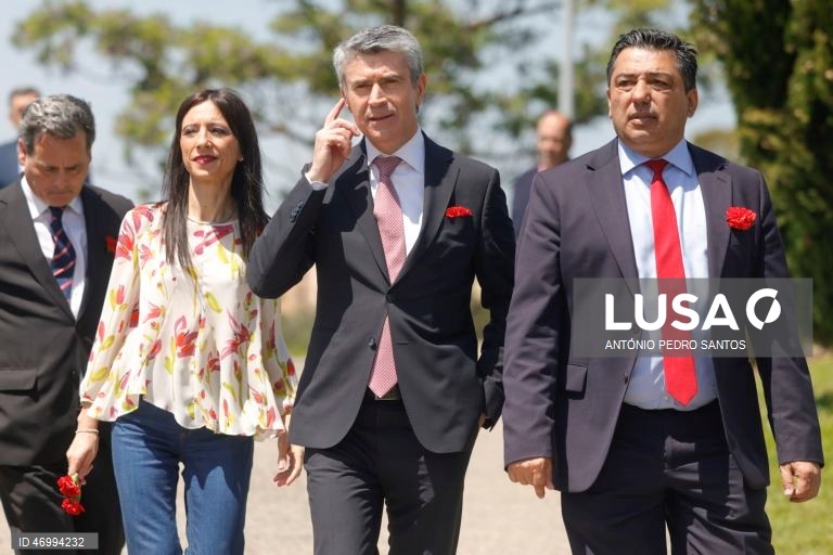 O secretário-geral do Partido Socialista (PS), José Luis Carneiro (C), ladeado pelo presidente da Câmara Municipal da Amadora, Vítor Ferreira (D), à chegada para a inauguração da peça do artista visual Alexandre Farto, conhecido como Vhils (ausente da foto), de homenagem ao antigo Presidente da República, Mário Soares, no Parque da Liberdade, na Amadora, 25 de abril de 2026. ANTÓNIO PEDRO SANTOS/LUSA