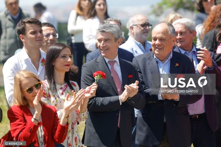 O secretário-geral do Partido Socialista (PS), José Luis Carneiro (C), ladeado pelo filho do antigo Presidente da República, Mário Soares, João Soares (2-D), durante a inauguração da peça do artista visual Alexandre Farto, conhecido como Vhils (ausente da foto), de homenagem a Mário Soares, no Parque da Liberdade, na Amadora, 25 de abril de 2026. ANTÓNIO PEDRO SANTOS/LUSA