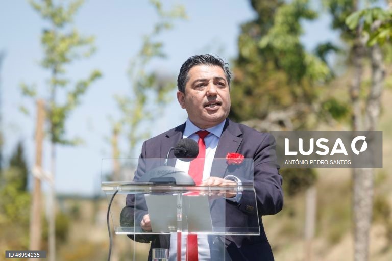 O presidente da Câmara Municipal da Amadora, Vítor Ferreira, intervém durante a inauguração da peça do artista visual Alexandre Farto, conhecido como Vhils (ausente da foto), de homenagem ao antigo Presidente da República, Mário Soares, no Parque da Liberdade, na Amadora, 25 de abril de 2026. ANTÓNIO PEDRO SANTOS/LUSA