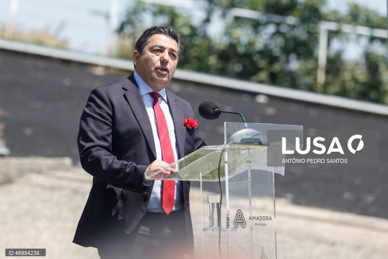 O presidente da Câmara Municipal da Amadora, Vítor Ferreira, intervém durante a inauguração da peça do artista visual Alexandre Farto, conhecido como Vhils (ausente da foto), de homenagem ao antigo Presidente da República, Mário Soares, no Parque da Liberdade, na Amadora, 25 de abril de 2026. ANTÓNIO PEDRO SANTOS/LUSA