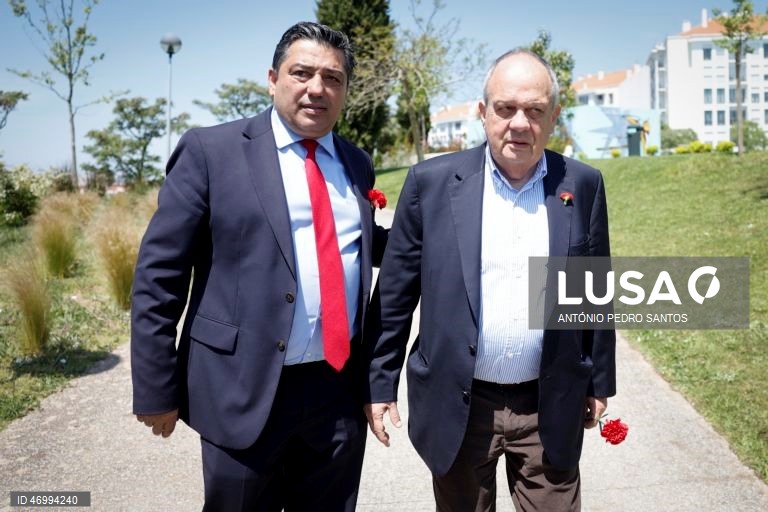 O presidente da Câmara Municipal da Amadora, Vítor Ferreira (E), ladeado pelo filho do antigo Presidente da República, Mário Soares, João Soares (D), à chegada para a inauguração da peça do artista visual Alexandre Farto, conhecido como Vhils (ausente da foto), de homenagem a Mário Soares, no Parque da Liberdade, na Amadora, 25 de abril de 2026. ANTÓNIO PEDRO SANTOS/LUSA