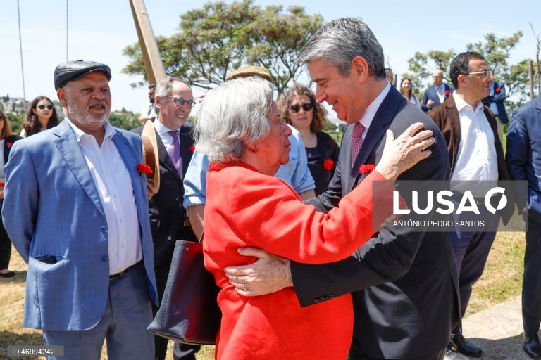 O secretário-geral do Partido Socialista (PS), José Luis Carneiro (D), cumprimenta a filha do antigo Presidente da República, Mário Soares, Isabel Soares (C), à chegada para a inauguração da peça do artista visual, Alexandre Farto, conhecido como Vhils (ausente da foto), de homenagem ao antigo Presidente da República, Mário Soares, no Parque da Liberdade, na Amadora, 25 de abril de 2026. ANTÓNIO PEDRO SANTOS/LUSA