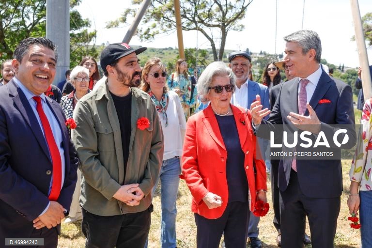 O secretário-geral do Partido Socialista (PS), José Luis Carneiro (D), ladeado pela filha do antigo Presidente da República, Mário Soares, Isabel Soares (C), conversa com o artista visual, Alexandre Farto, conhecido como Vhils (2-E), durante a inauguração da peça de homenagem a Mário Soares, no Parque da Liberdade, na Amadora, 25 de abril de 2026. ANTÓNIO PEDRO SANTOS/LUSA
