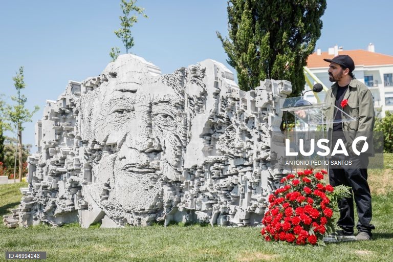 O artista visual Alexandre Farto, conhecido como Vhils, intervém durante a inauguração da peça de homenagem ao antigo Presidente da República, Mário Soares, no Parque da Liberdade, na Amadora, 25 de abril de 2026. ANTÓNIO PEDRO SANTOS/LUSA