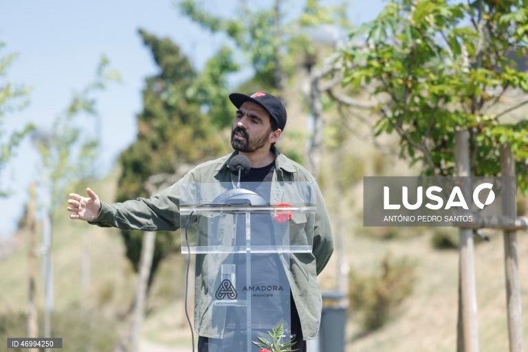 O artista visual Alexandre Farto, conhecido como Vhils, intervém durante a inauguração da peça de homenagem ao antigo Presidente da República, Mário Soares, no Parque da Liberdade, na Amadora, 25 de abril de 2026. ANTÓNIO PEDRO SANTOS/LUSA