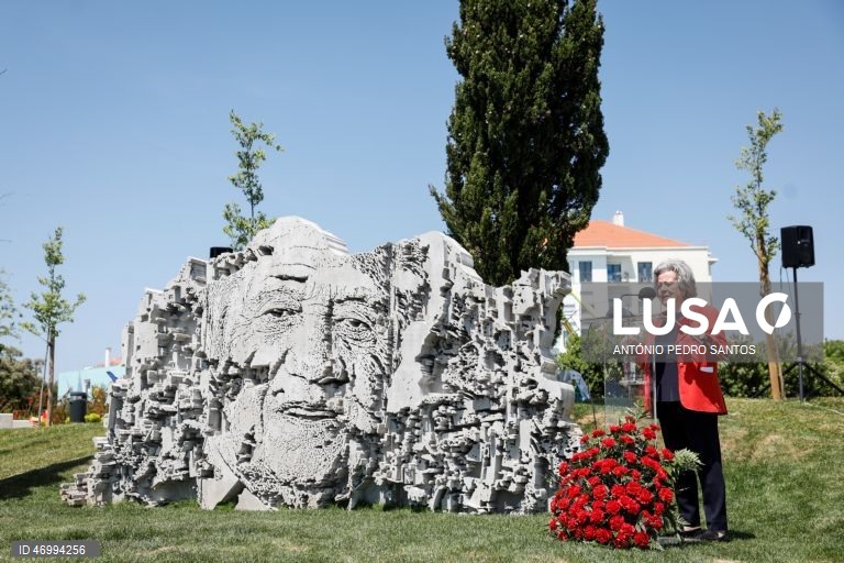 A filha do antigo Presidente da República, Mário Soares, Isabel Soares, intervém durante a inauguração da peça do artista visual Alexandre Farto, conhecido como Vhils (ausente da foto), de homenagem a Mário Soares, no Parque da Liberdade, na Amadora, 25 de abril de 2026. ANTÓNIO PEDRO SANTOS/LUSA