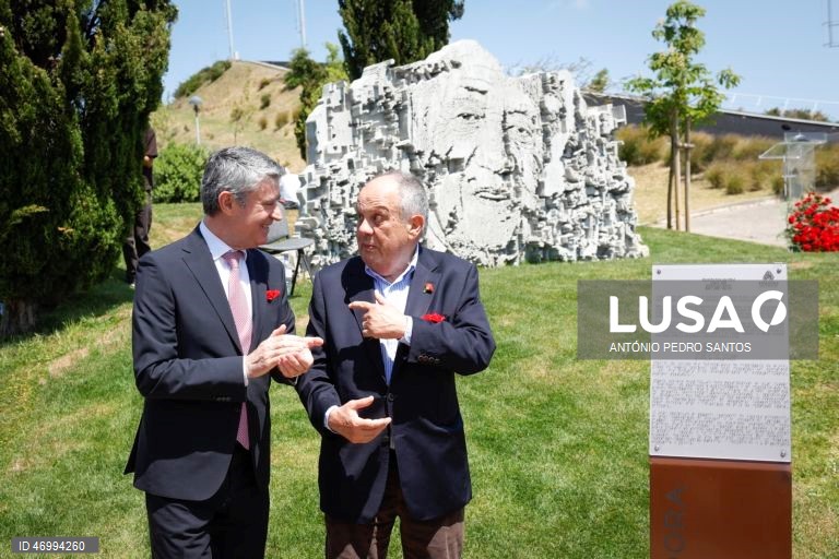 O secretário-geral do Partido Socialista (PS), José Luis Carneiro (E), conversa com o filho do antigo Presidente da República, Mário Soares, João Soares (D), durante a inauguração da peça do artista visual Alexandre Farto, conhecido como Vhils (ausente da foto), de homenagem a Mário Soares, no Parque da Liberdade, na Amadora, 25 de abril de 2026. ANTÓNIO PEDRO SANTOS/LUSA