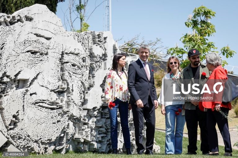 O secretário-geral do Partido Socialista (PS), José Luis Carneiro (2-E), ladeado pela filha do antigo Presidente da República, Mário Soares, Isabel Soares (D), durante a inauguração da peça do artista visual, Alexandre Farto, conhecido como Vhils (2-D), de homenagem a Mário Soares, no Parque da Liberdade, na Amadora, 25 de abril de 2026. ANTÓNIO PEDRO SANTOS/LUSA