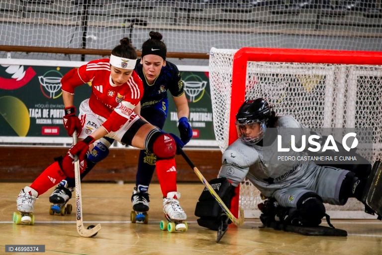 Inês Caldeira (D) e Diana Pinto (C) do Stuart Hoquei Clube de Massamá lutam pela bola com Marlena Sousa (E) do Benfica no jogo da final da Taça de Portugal em hóquei em patins feminino disputado no Pavilhão Municipal Patrícia Sampaio, 26 abril 2026 em Tomar. PEDRO CASTANHEIRA E CUNHA/LUSA